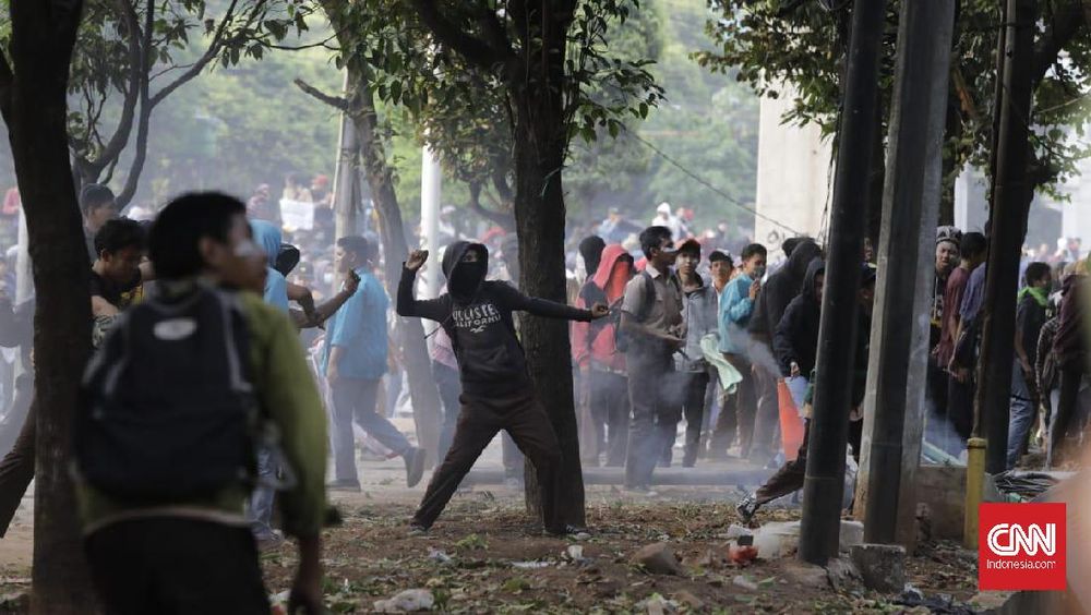 Momen Anak STM Lebih Populer dari #TurunkanJokowi di Medsos Momen Anak STM Lebih Populer dari #TurunkanJokowi di Medsos