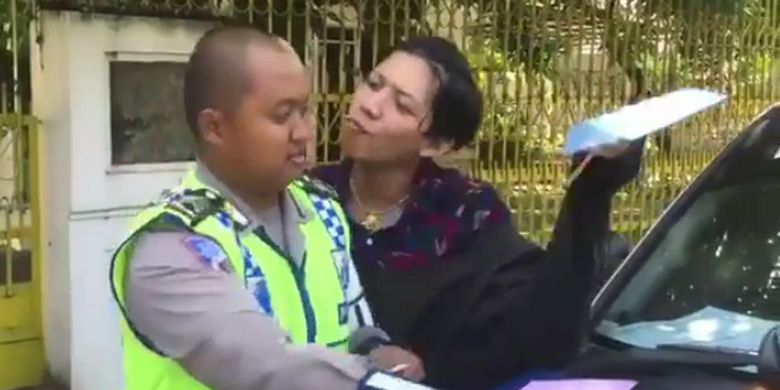 Pria Genit Ditilang, Polisi Mau Dicium Pria Genit Ditilang, Polisi Mau Dicium