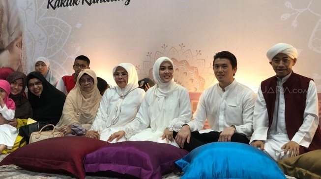 Undang 2.500 Anak Yatim, Syahrini Bagi-Bagi THR Senilai Rp 500 juta Undang 2.500 Anak Yatim, Syahrini Bagi-Bagi THR Senilai Rp 500 juta