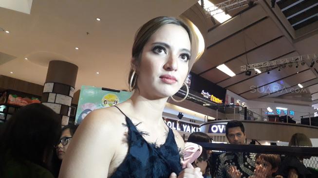 Pamer Foto dengan Raline Shah, Nia Ramadhani malah Dicibir Kalah Cantik Pamer Foto dengan Raline Shah, Nia Ramadhani malah Dicibir Kalah Cantik