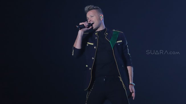 Mesra! Nicky Westlife Ajak Penonton Naik Panggung dan Berdansa Mesra! Nicky Westlife Ajak Penonton Naik Panggung dan Berdansa