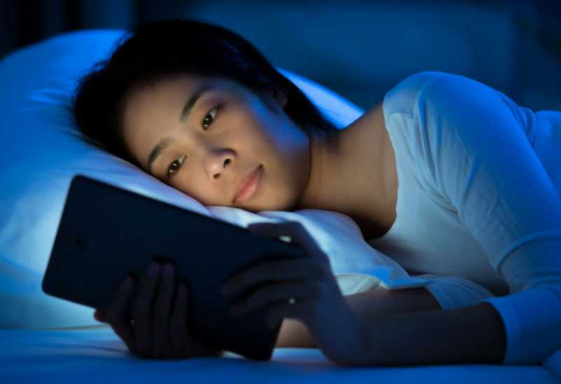 Hasil gambar untuk 5 Alasan Berhenti menggunakan Ponsel Sebelum Tidur