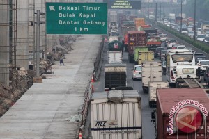 Jalan tol Jakarta-Cikampek macet Jalan tol Jakarta-Cikampek macet