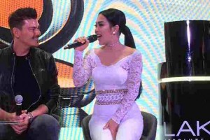 Syahrini disebut mirip Kim Kardashian oleh penata rias Hollywood Syahrini disebut mirip Kim Kardashian oleh penata rias Hollywood
