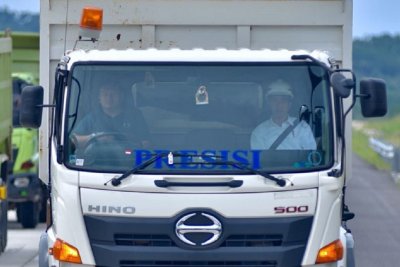 Tunggangi Truk Pasir, Jokowi Resmikan Tol Pertama di Lampung Tunggangi Truk Pasir, Jokowi Resmikan Tol Pertama di Lampung