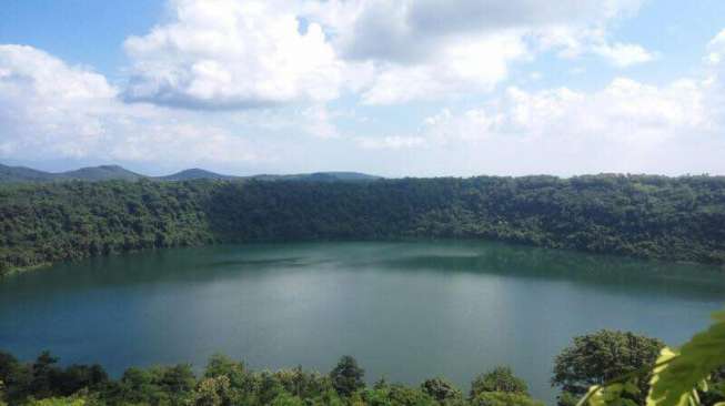 Cinta Terlarang, Kain Tenun, dan Nenek Buaya di Danau Asmara Cinta Terlarang, Kain Tenun, dan Nenek Buaya di Danau Asmara