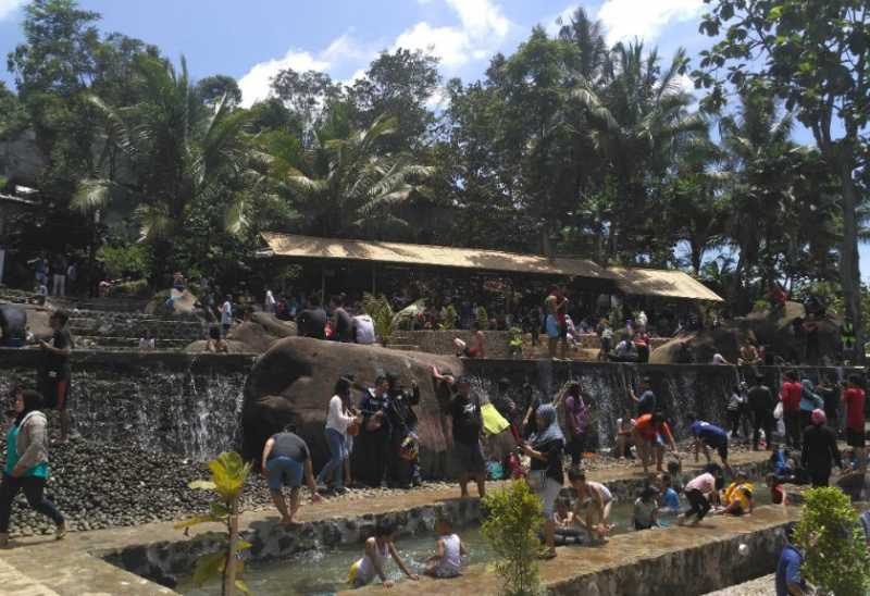 Nikmati Kolam Air Berkonsep Batuan Alam di Purwakarta Uzone