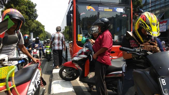 Macet Total Pawai Obor Asian Games, Motor Paksa Naik Sparator Macet Total Pawai Obor Asian Games, Motor Paksa Naik Sparator