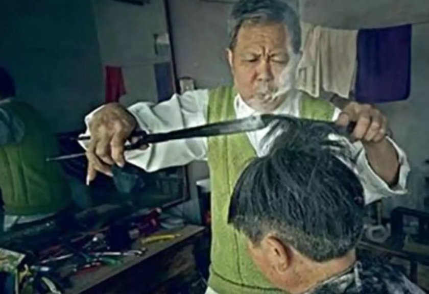  Tukang  Cukur Ini Potong  Rambut  Pelanggannya Pakai Besi 