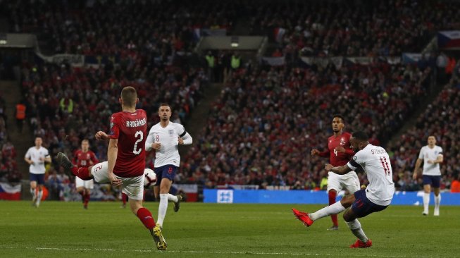 Inggris Bantai Republik Ceko, Sterling Cetak Trigol Inggris Bantai Republik Ceko, Sterling Cetak Trigol