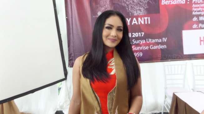 Haters Bakal Kejang-kejang, KD Cium Ayu Ting Ting! Haters Bakal Kejang-kejang, KD Cium Ayu Ting Ting!