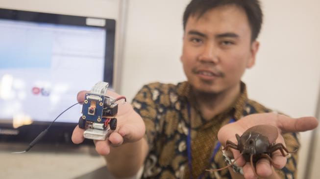 Mahasiswa ITB Ciptakan Robot Kecoa Mata-mata untuk Militer Mahasiswa ITB Ciptakan Robot Kecoa Mata-mata untuk Militer