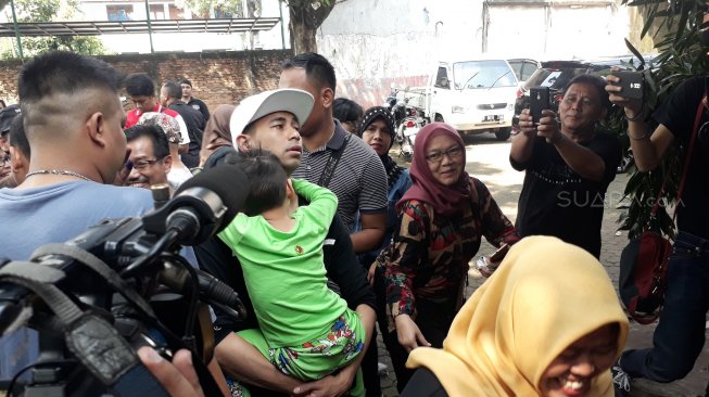 Raffi Ahmad dan Nagita Slavina Boncengan Naik Motor ke TPS Raffi Ahmad dan Nagita Slavina Boncengan Naik Motor ke TPS