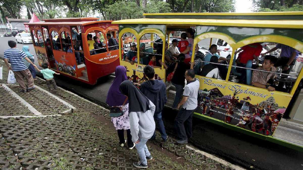 Wahana Kereta Api Mini di TMII Kembali Beroperasi - Uzone