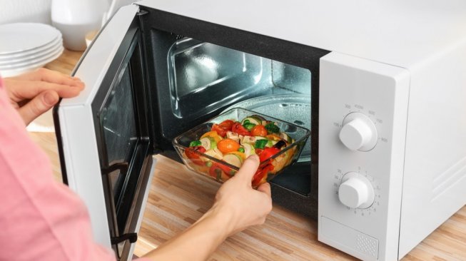 6 Benda yang Tidak Boleh Dimasukkan ke Dalam Microwave 6 Benda yang Tidak Boleh Dimasukkan ke Dalam Microwave