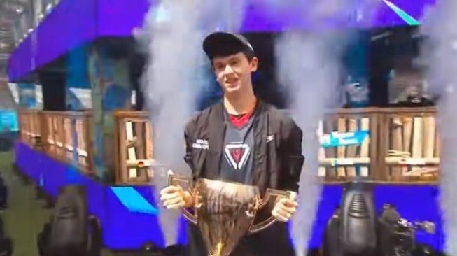 Rumah Juara Dunia Fortnite Disergap Polisi, Ada Apa? Rumah Juara Dunia Fortnite Disergap Polisi, Ada Apa?
