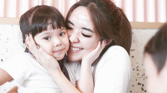 4 Anak Artis Ini Cuci Piring hingga Baju Sendiri, Nggak Manja! 4 Anak Artis Ini Cuci Piring hingga Baju Sendiri, Nggak Manja!