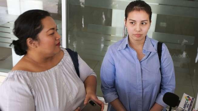 Jenguk Jupe, Tike dan Tya Ariestya Tak Berani Tanya Macam-macam Jenguk Jupe, Tike dan Tya Ariestya Tak Berani Tanya Macam-macam