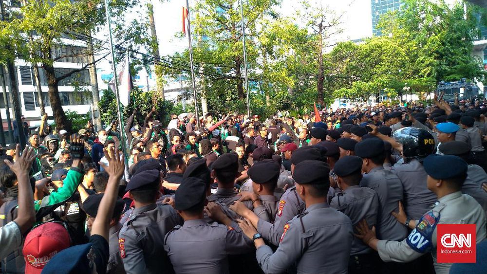 Demo Mitra Grab Rusuh, Polisi Tembak Gas Air Mata Demo Mitra Grab Rusuh, Polisi Tembak Gas Air Mata