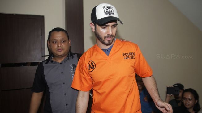 Polisi Akui Fachri Albar Sakaw di Tahanan Polres Jaksel Polisi Akui Fachri Albar Sakaw di Tahanan Polres Jaksel