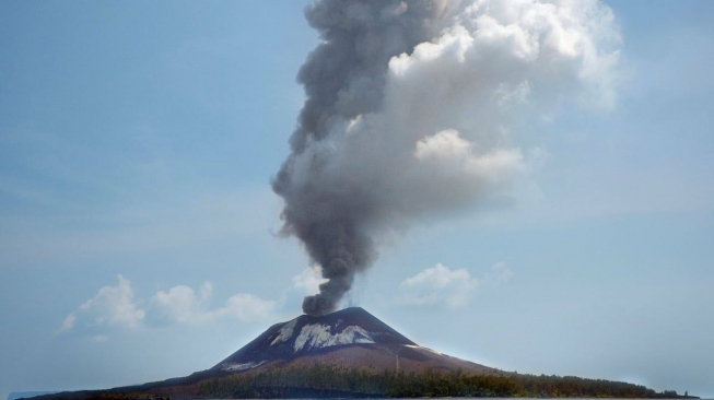 Gunung Anak Krakatau Meletus 56 Kali Uzone