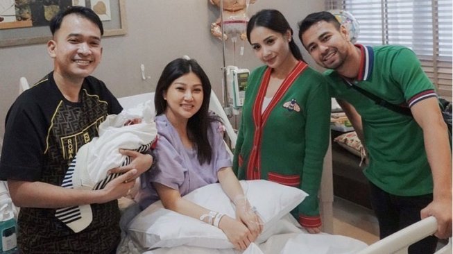 Raffi Ahmad Keluarkan Belasan Juta Rupiah untuk Kado Anak Ruben Onsu Raffi Ahmad Keluarkan Belasan Juta Rupiah untuk Kado Anak Ruben Onsu