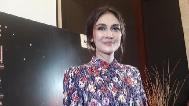 mimpi seperti nyata Mimpi Seperti Nyata Puisi Luna Maya di Tengah Kabar 