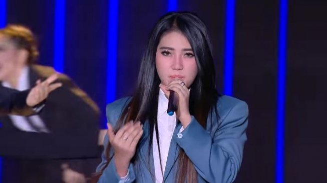 Duh, Via Vallen Dilempar Ponsel oleh Penonton Duh, Via Vallen Dilempar Ponsel oleh Penonton