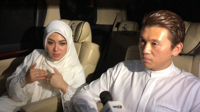 Menghindar Ditanya Kehamilan, Syahrini Tersangkut Kabel Menghindar Ditanya Kehamilan, Syahrini Tersangkut Kabel
