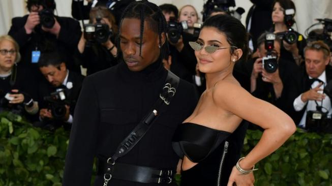 Demi Majalah Playboy, Kylie Jenner Pose Tanpa Busana di Taman Demi Majalah Playboy, Kylie Jenner Pose Tanpa Busana di Taman