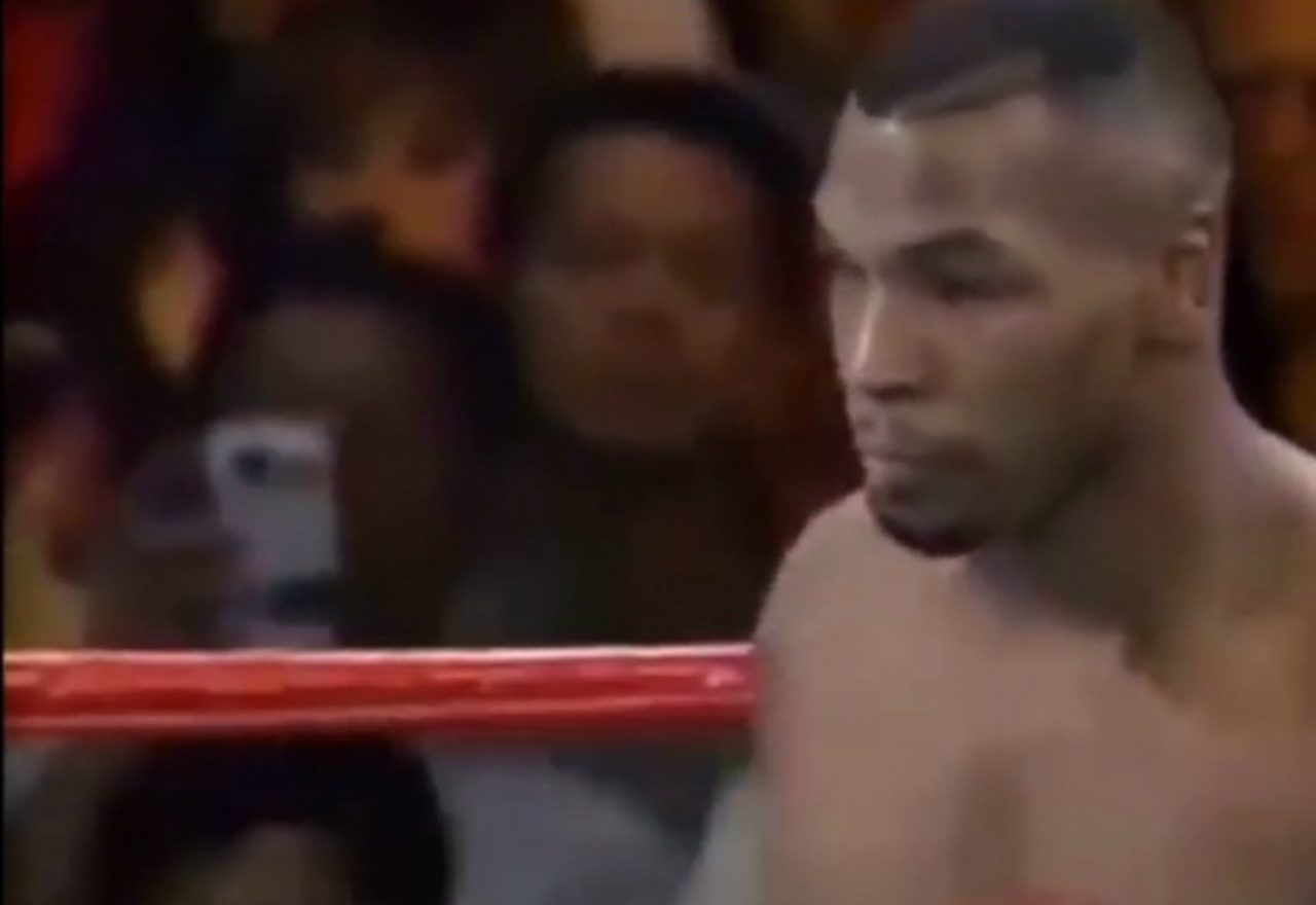 Ada Smartphone di Pertandingan Tinju Mike Tyson Tahun 1995 Ada Smartphone di Pertandingan Tinju Mike Tyson Tahun 1995