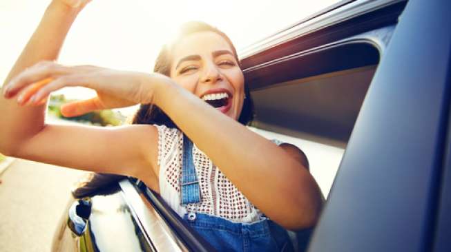 Keluarkan Kepala dari Jendela Mobil, Perempuan Keluarkan Kepala dari Jendela Mobil, Perempuan
