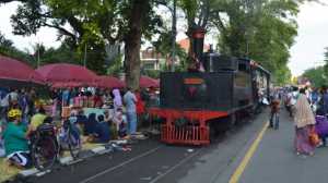 Naik Kereta Api Uap Kuno Sambil Berwisata di Kota Solo, Bisa Banget!