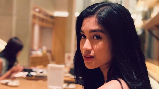 Tampil Kinclong di Restoran, Ochi Rosdiana: Bersinar Pakai Minyak Sayur Tampil Kinclong di Restoran, Ochi Rosdiana: Bersinar Pakai Minyak Sayur