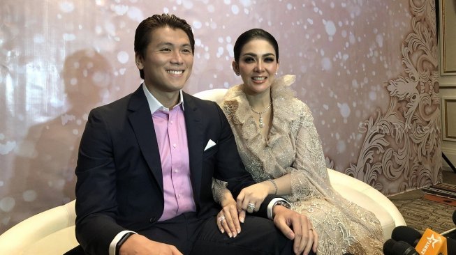 Tinggalkan Indonesia, Syahrini - Reino Barack Pamer Kemesraan di Pesawat Tinggalkan Indonesia, Syahrini - Reino Barack Pamer Kemesraan di Pesawat