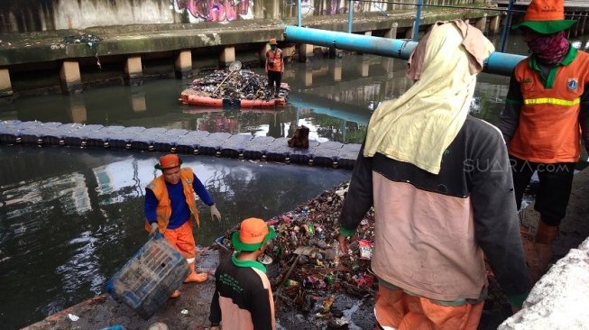 PKL Paling Banyak Buang Sampah ke Kali, Pasukan Orange Kesal PKL Paling Banyak Buang Sampah ke Kali, Pasukan Orange Kesal