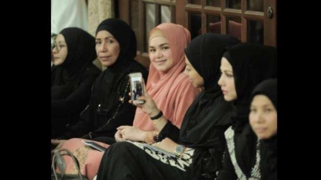 Intip Foto Siti Nurhaliza Tengah Hamil 4 Bulan Intip Foto Siti Nurhaliza Tengah Hamil 4 Bulan
