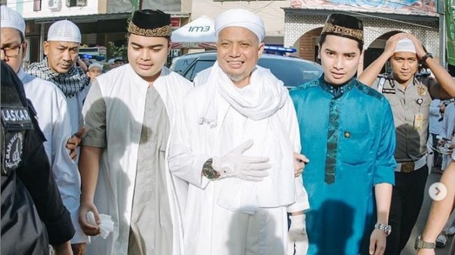 Anak Terharu Ustaz Arifin Ilham Didoakan Umat Kristiani Anak Terharu Ustaz Arifin Ilham Didoakan Umat Kristiani