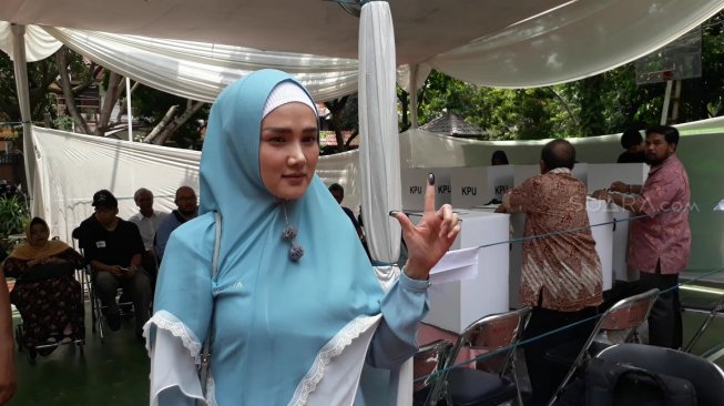 Mulan Jameela Sudah Biasa Nyoblos Tanpa Ahmad Dhani Mulan Jameela Sudah Biasa Nyoblos Tanpa Ahmad Dhani