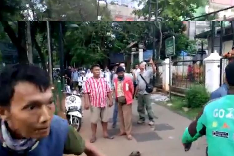 Viral, Aksi Damai Kembalikan Fungsi Trotoar Diteror Oknum Viral, Aksi Damai Kembalikan Fungsi Trotoar Diteror Oknum