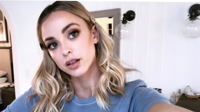 Digosipkan Dekat dengan Miley Cyrus, Ini 5 Potret Liburan Kaitlynn Carter Digosipkan Dekat dengan Miley Cyrus, Ini 5 Potret Liburan Kaitlynn Carter