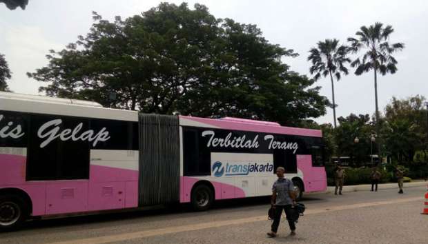 Hari Kartini, Petugas Transjakarta Pakai Kebaya Hari Kartini, Petugas Transjakarta Pakai Kebaya
