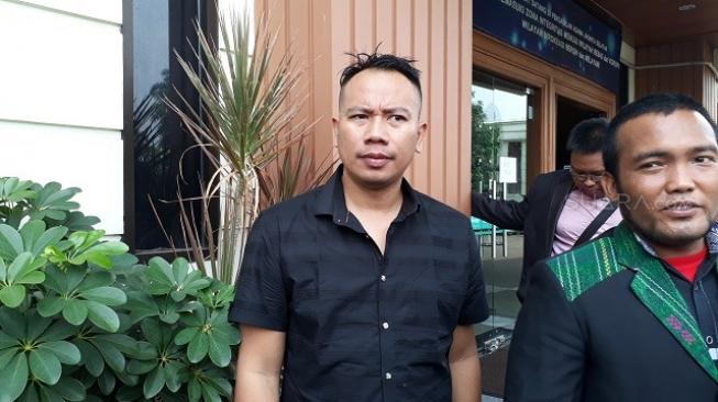 Ini Sosok Lelaki di Kamar Angel Lelga, Ganteng Mana Sama Vicky Prasetyo? Ini Sosok Lelaki di Kamar Angel Lelga, Ganteng Mana Sama Vicky Prasetyo?