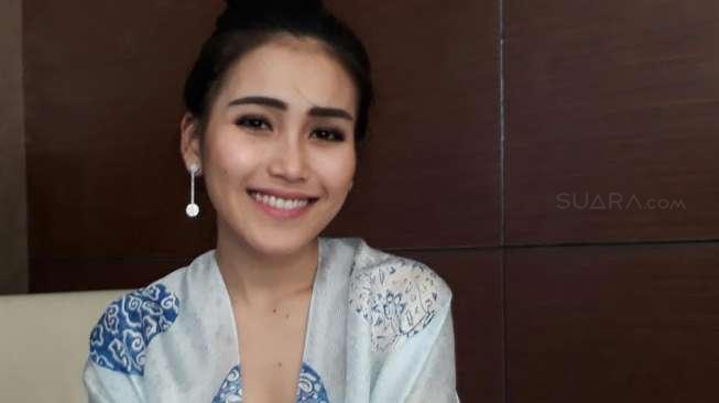 Ayu Ting Ting Dirisak Gara-gara Ngomong Inggris ke Bilqis Ayu Ting Ting Dirisak Gara-gara Ngomong Inggris ke Bilqis