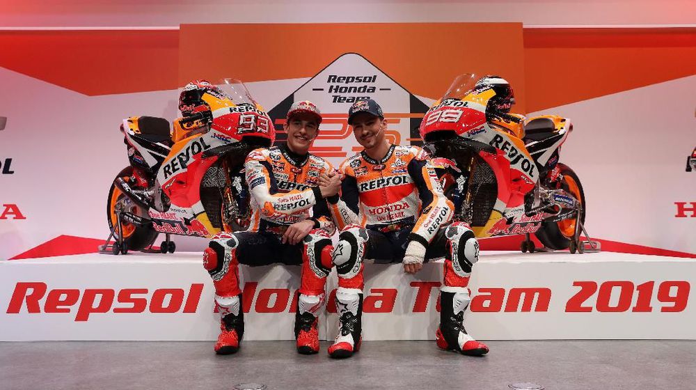 Tangan Lorenzo Masih Dibebat di Peluncuran Tim Honda Tangan Lorenzo Masih Dibebat di Peluncuran Tim Honda