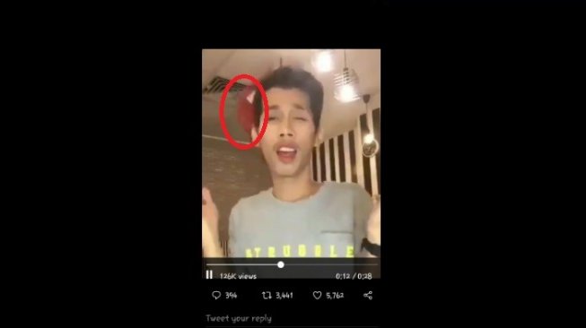 Dilarang Main Tik Tok, Lelaki Ini Kena Lempar Keranjang Sampah Dilarang Main Tik Tok, Lelaki Ini Kena Lempar Keranjang Sampah