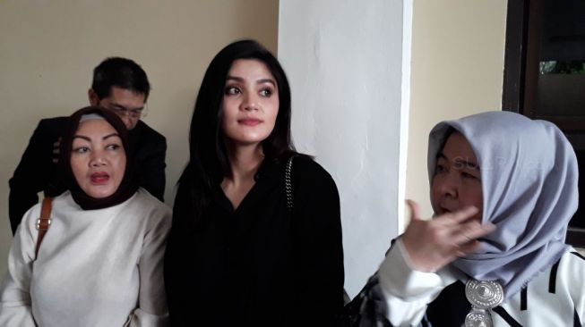 Kriss Hatta Resmi Ditahan, Hilda Vitria : Orang Baik Pilih Diam! Kriss Hatta Resmi Ditahan, Hilda Vitria : Orang Baik Pilih Diam!