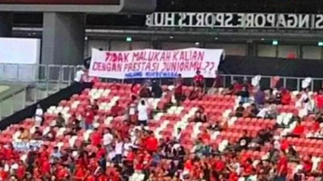 Spanduk Sindiran untuk Timnas Indonesia Jadi Sorotan Media Asing Spanduk Sindiran untuk Timnas Indonesia Jadi Sorotan Media Asing
