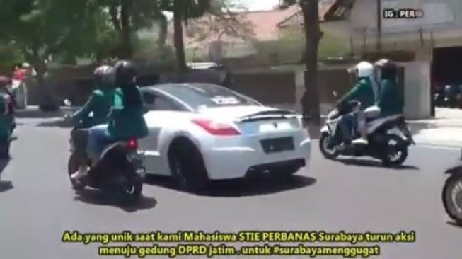 Mahasiswi Konvoi Demo dengan Mobil Sport, Netizen: Titisan Inces Syahrini Mahasiswi Konvoi Demo dengan Mobil Sport, Netizen: Titisan Inces Syahrini