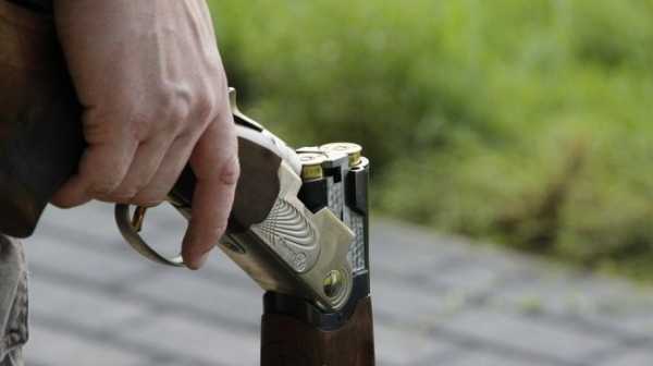 Ngeri, Pria Ini Nekat Potong Kue Ulang Tahun Pakai Pistol Ngeri, Pria Ini Nekat Potong Kue Ulang Tahun Pakai Pistol